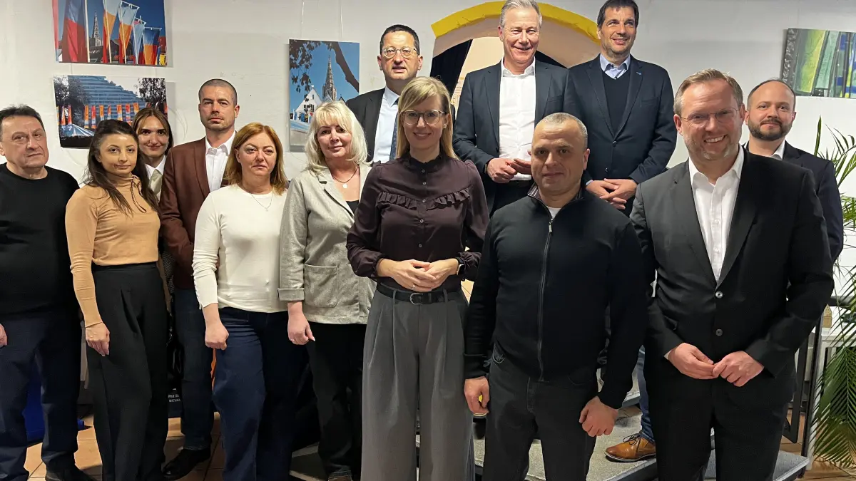 Delegation aus Bilhorod-Dnistrovksy wird im Donaubüro von Ulmer OB Martin Ansbacher (rechts vorn) und der Neu-Ulmer OB Katrin Albsteiger empfangen