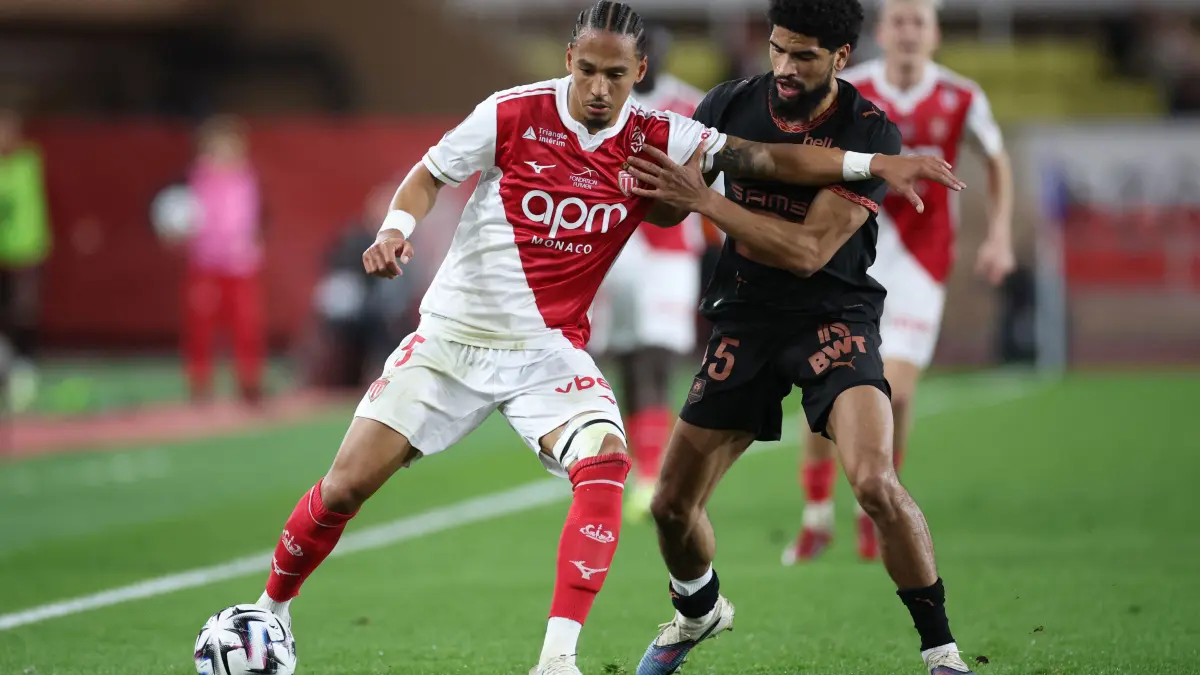 Monaco's German defender #05 Thilo Kehrer (L) fights for the ball with Rennes' French midfielder #45 Mahdi Camara during the French L1 football match between AS Monaco and Stade Rennais FC at the Louis II Stadium (Stade Louis II) in the Principality of Monaco on January 31, 2026. (Photo by Valery HACHE / AFP)
