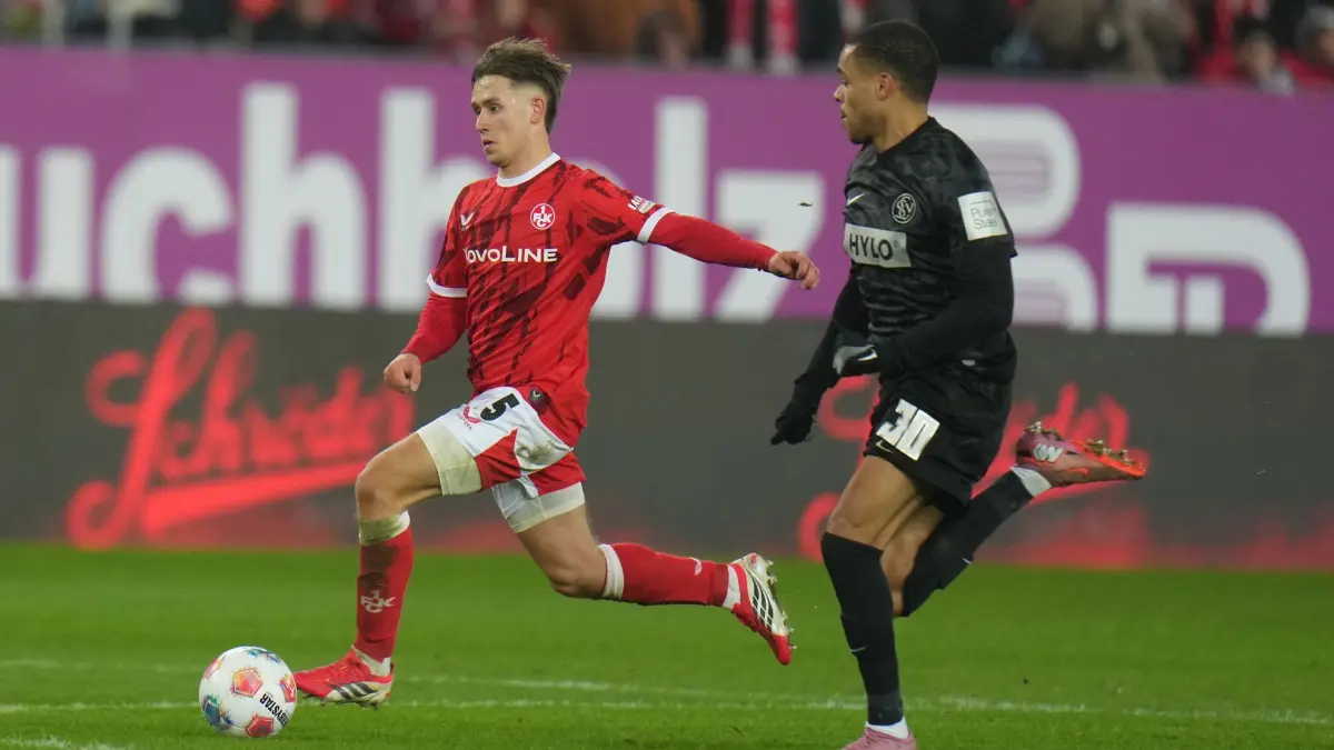 1. FC Kaiserslautern - SV Elversberg: 31.01.2026, Rheinland-Pfalz, Kaiserslautern: Fußball: 2. Bundesliga, 1. FC Kaiserslautern - SV Elversberg, 20. Spieltag, Fritz-Walter-Stadion. Ji-soo Kim (1. FC Kaiserslautern,l) und Jan Gyamerah (SV 07 Elversberg) kämpfen um den Ball. Foto: Thomas Frey/dpa - WICHTIGER HINWEIS: Gemäß den Vorgaben der DFL Deutsche Fußball Liga bzw. des DFB Deutscher Fußball-Bund ist es untersagt, in dem Stadion und/oder vom Spiel angefertigte Fotoaufnahmen in Form von Sequenzbildern und/oder videoähnlichen Fotostrecken zu verwerten bzw. verwerten zu lassen. +++ dpa-Bildfunk +++