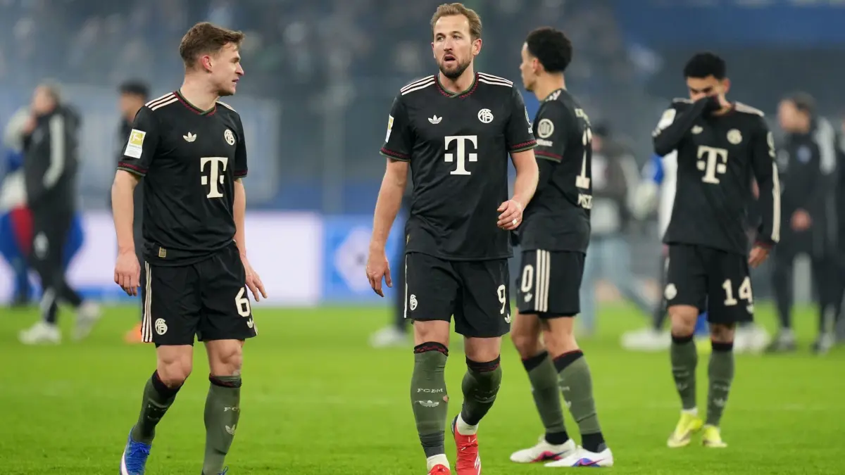 Hamburger SV - Bayern München: 31.01.2026, Hamburg: Fußball, Bundesliga, Hamburger SV - FC Bayern München, Spieltag 20, Volksparkstadion, Joshua Kimmich (Bayern München) (l) und Harry Kane (Bayern München) gehen nach dem Spiel enttäuscht über den Platz. WICHTIGER HINWEIS: Gemäß den Vorgaben der DFL Deutsche Fußball Liga bzw. des DFB Deutscher Fußball-Bund ist es untersagt, in dem Stadion und/oder vom Spiel angefertigte Fotoaufnahmen in Form von Sequenzbildern und/oder videoähnlichen Fotostrecken zu verwerten bzw. verwerten zu lassen. Foto: Marcus Brandt/dpa +++ dpa-Bildfunk +++