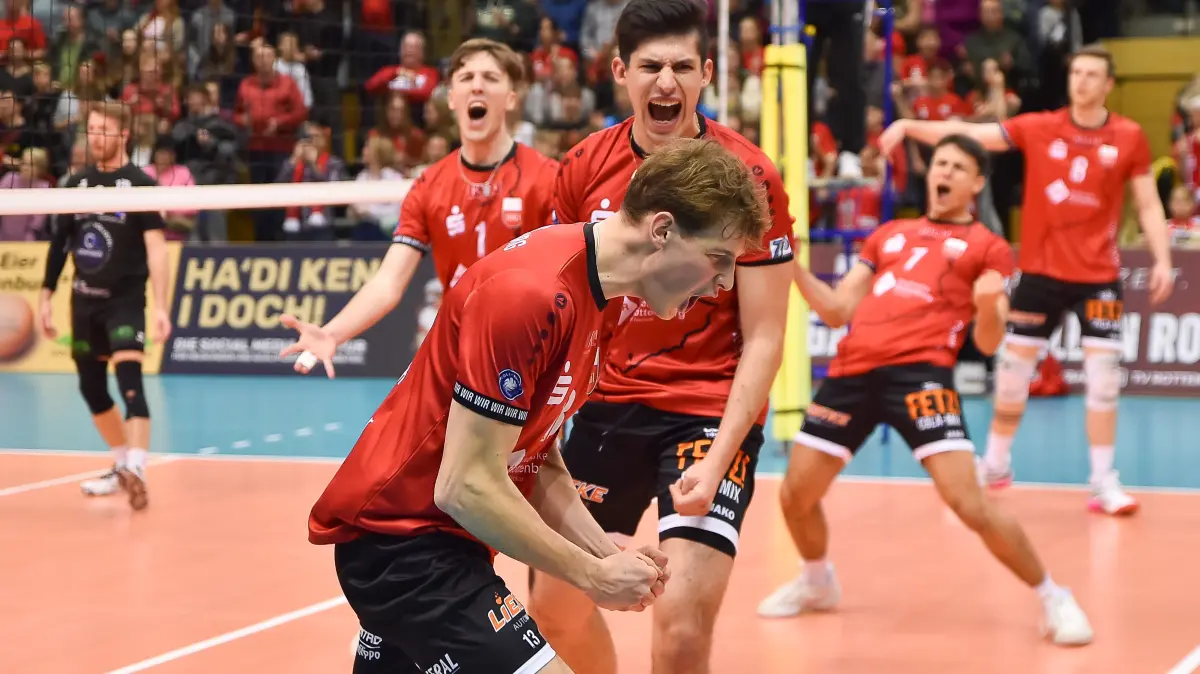 TV Rottenburg vs. CERATONIA Volleys Eltmann, Volleyball, 2. Bundesliga Sued, 16. Spieltag, Spiel 5536, Saison 2025/2026, 31.01.2026: Freude, Jubel, von vorn Luca Wahrlich (TV Rottenburg, #13), Philipp Friedrich (TV Rottenburg, #15), Dominik Marjanovic (TV Rottenburg, #01), Milan Kvrzic (TV Rottenburg, #07), Niklas Lichtenauer (TV Rottenburg, #08)
TV Rottenburg vs. CERATONIA Volleys Eltmann, Volleyball, 2. Bundesliga Sued, 16. Spieltag, Spiel 5536, Saison 2025/2026, 31.01.2026,
Foto: Eibner-Pressefoto/Ralph Kunze