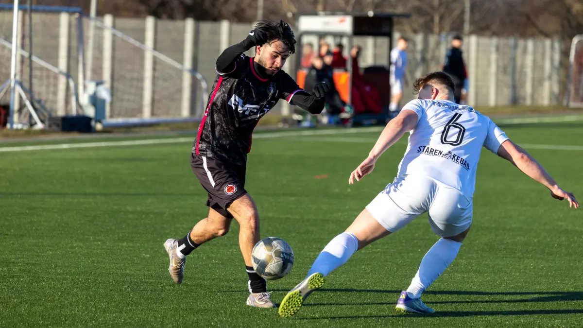 TSV Bad Boll (weiß) vs. 1.Göppinger SV (schwarz), Fußball, Freundschaftsspiel, wfv, Saison 2025/2026, Kunstrasenplatz, Erlengarten 37, 73087 Bad Boll, 31.01.2026 - 14:00 Uhr: Berk Yalman (1.Göppinger SC #03) und Noah Ascherl (TSV Bad Boll #06)
TSV Bad Boll (weiß) vs. 1.Göppinger SV (schwarz), Fußball, Freundschaftsspiel, wfv, Saison 2025/2026, Kunstrasenplatz, Erlengarten 37, 73087 Bad Boll, 31.01.2026 - 14:00 Uhr,
Foto: PhotoPeet-Sportfotografie/Peter Harich