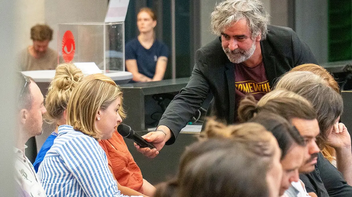 Deniz Yücel lässt Menschen zu Wort kommen, hier im Deutschen Hygienemuseum in Dresden bei einer Veranstaltung der Reihe "Das wird man ja wohl noch sagen dürfen" im August 2024.