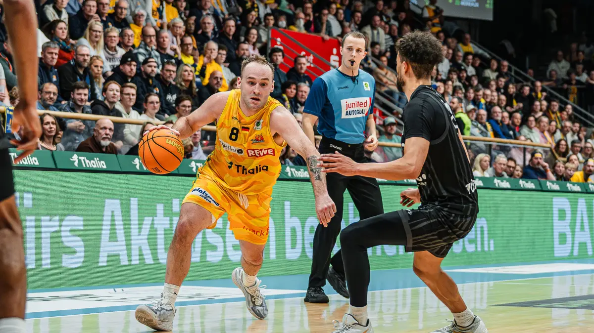 Phoenix Hagen vs. Tigers Tuebingen, Basketball, BARMER 2. Basketball Bundesliga, 20. Spieltag, Saison 2025/2026, 31.01.2026: Devin Lawrence Schmidt (Phoenix Hagen, #08) im Zweikampf gegen Miles Lamar Tention (Tigers Tuebingen, #03)
Phoenix Hagen vs. Tigers Tuebingen, Basketball, BARMER 2. Basketball Bundesliga, 20. Spieltag, Saison 2025/2026, 31.01.2026
Foto: Eibner-Pressefoto/Damian Kruczynski