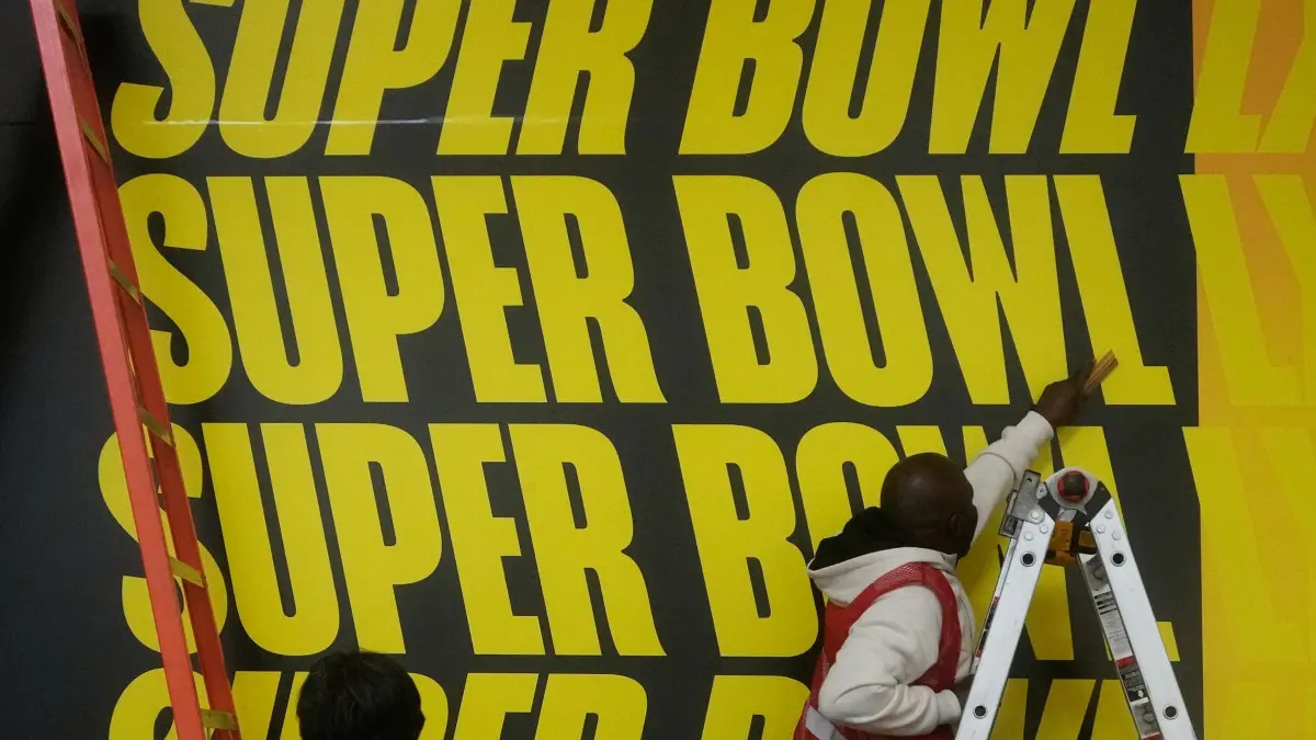 Vor dem LX. Super Bowl: 31.01.2026, USA, San Francisco: Menschen arbeiten im Moscone Center in Vorbereitung auf die NFL Super Bowl Fan Experience. Foto: Jeff Chiu/AP/dpa +++ dpa-Bildfunk +++