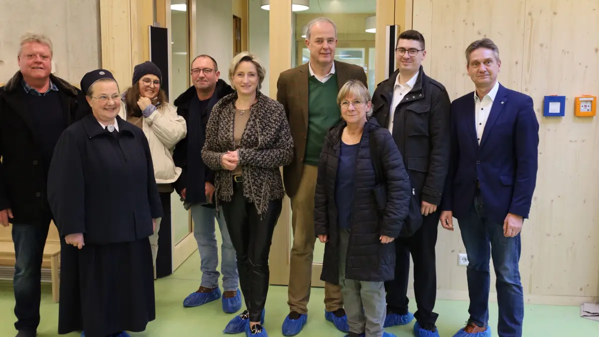 Wirtschaftsministerin Nicole Hoffmeister-Kraut (Mitte) besichtigte zusammen mit Bürgermeister Thomas Noé (rechts), Starzacher Gemeinderäten und weiteren Interessierten den neuen Kindergarten in Bierlingen. Foto: Marzell Steinmetz