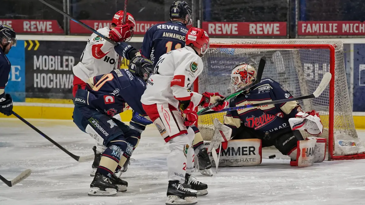 Gedränge vor dem Tor der Devils. Im Heimspiel gleichen die Ulm/Neu-Ulmer die Serie gegen Miesbach aus.