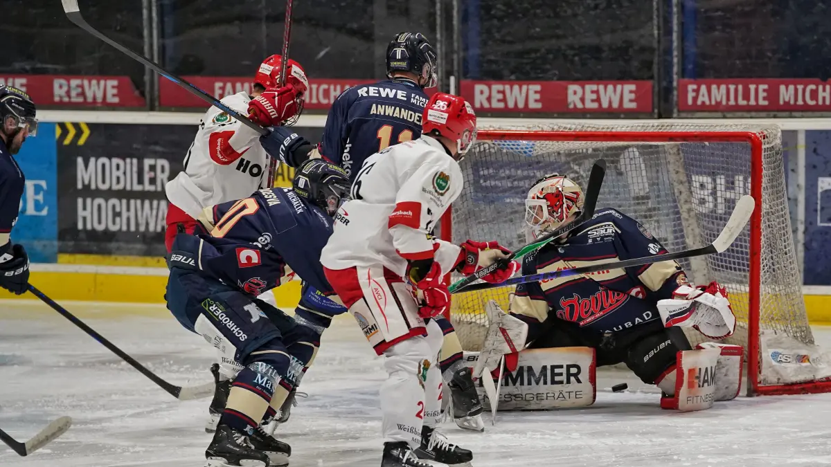 Gedränge vor dem Tor der Devils. Im Heimspiel gleichen die Ulm/Neu-Ulmer die Serie gegen Miesbach aus.