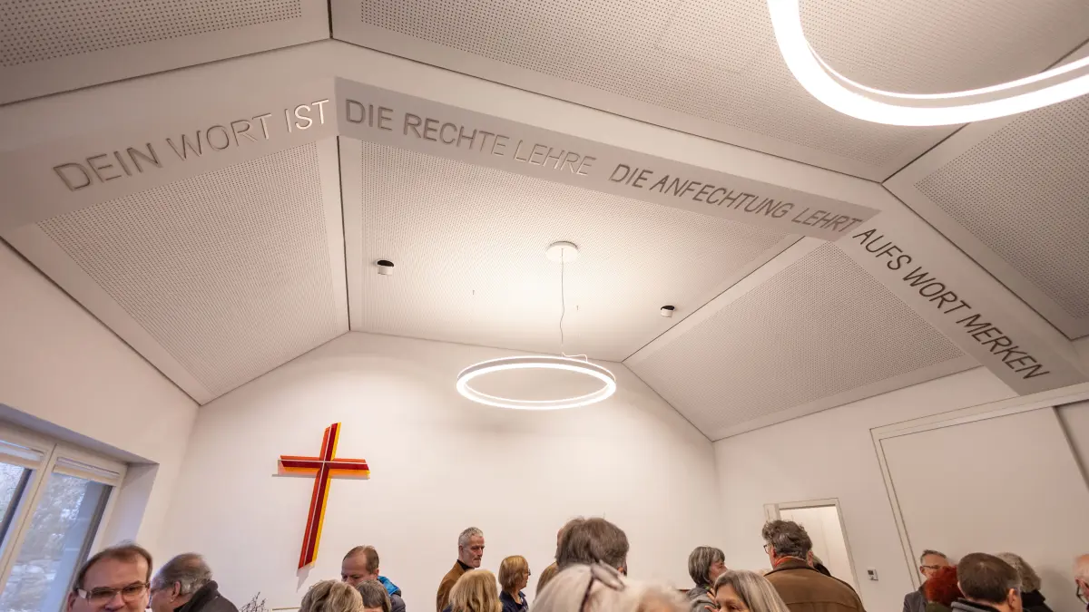 Gottesdienst in der Veitskirche und Führung im dortigen Gemeindesaal. Der wird nach Hermann Diem benannt, Pfarrer in der Nazizeit, der den Gemeindesaal bauen musste. War auch ein bedeutender Theologe