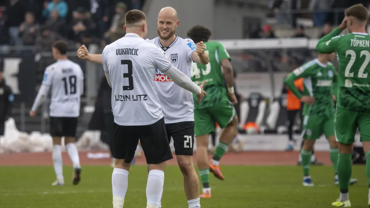Fußball, SSV Ulm: So war das Heimspiel gegen den MSV Duisburg am 22. Drittliga-Spieltag, Niko Vukancic jubelt mit Marcel Seegert, Innenverteidiger