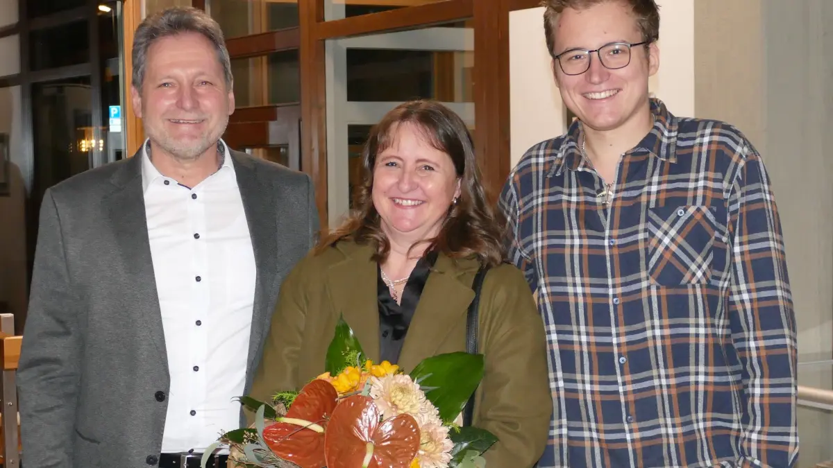 Marius Hick freut sich mit seiner Frau Cornelia und seinem Sohn Fabian über das Wahlergebnis.