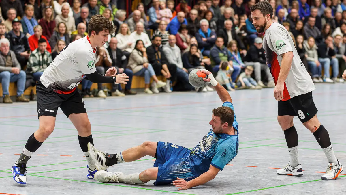 Handball Landesliga: Handball Landesliga; TV Treffelhausen - TV Altenstadt;
Nico Schrenk (TV Altenstadt, #36) hat Steffen Baur (TV Treffelhausen, #14) ernergisch gestoppt;
31.01.2026; Alb-Sporthalle, Böhmenkirch.
Foto: Thomas Madel