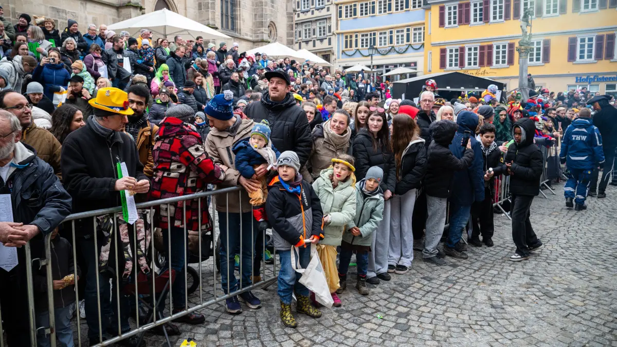 Der Tübinger Fasnetsumzug 2026 durch die Altstadt, die voll mit Menschen war, die gespannt zu schauten.