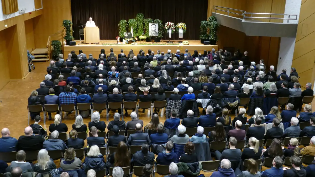 In der Geislinger Jahnhalle nehmen am Samstag (31.1.2026) Hunderte Menschen Abschied von Holger „Holle“ Schrag.