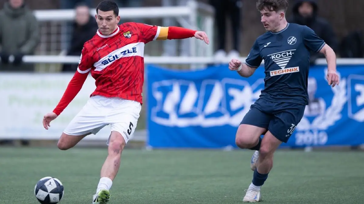 TSG-Kapitän Denis Latifovic (li.) behauptet sich im Zweikampf gegen Luis Miksic – Balingen sichert sich am Ende einen 3:1-Sieg gegen den Oberligisten aus Pforzheim.