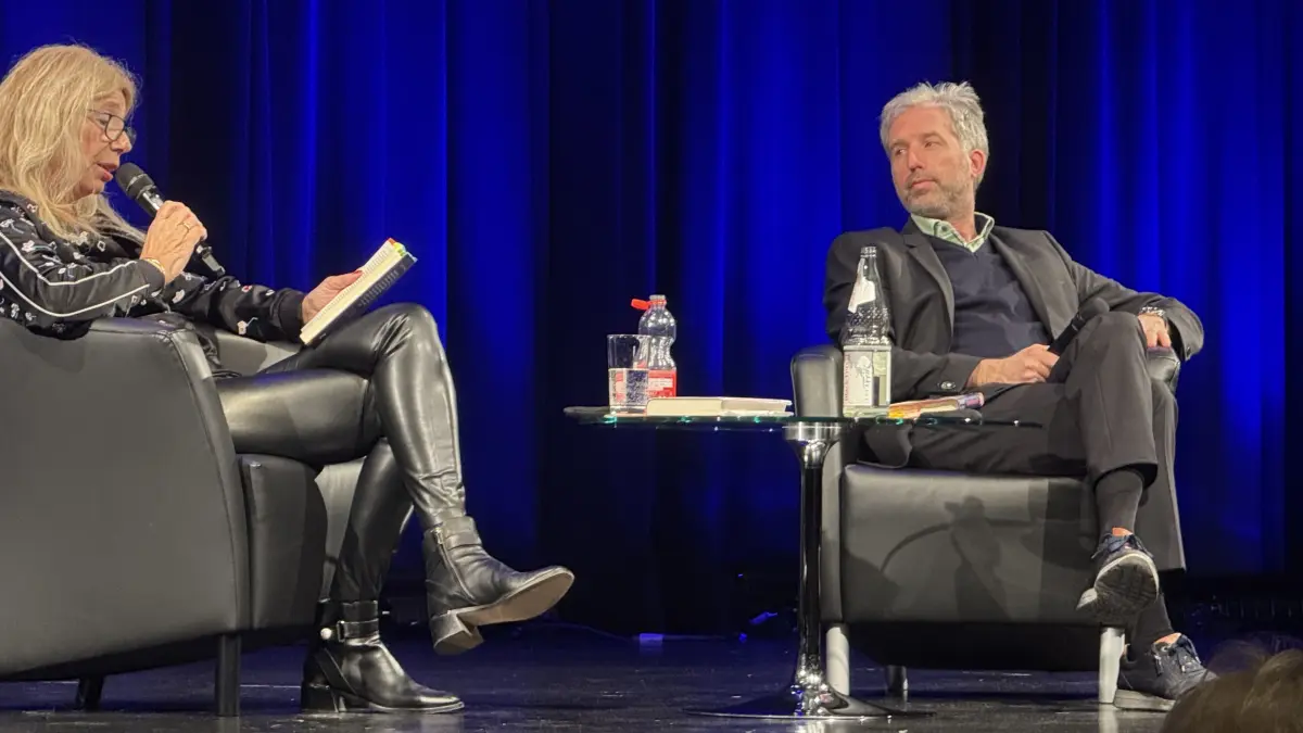 Lisa Federle und Boris Palmer haben in der Metzinger Stadthalle aus ihrem Buch vor und diskutierten angeregt mit dem Publikum.
