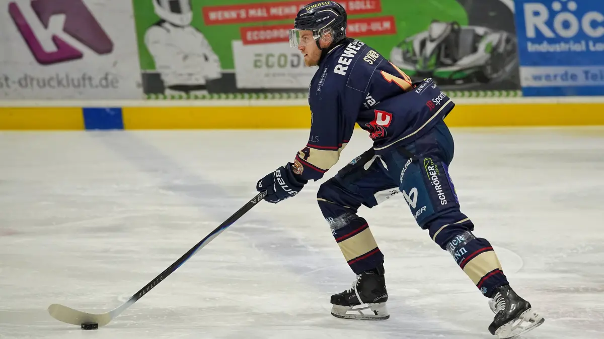 Dominik Synek von Eishockey-Bayernligist VfE Ulm/Neu-Ulm Devils im Spiel gegen den TEV Miesbach.