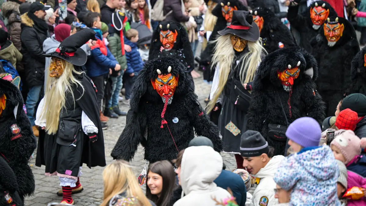 Die Tübinger Narren 99 beim Fasnetsumzug durch die Tübinger Altstadt