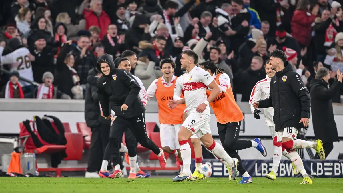 VfB Stuttgart - SC Freiburg: 01.02.2026, Baden-Württemberg, Stuttgart: Fußball: Bundesliga, VfB Stuttgart - SC Freiburg, 20. Spieltag, MHPArena. Ermedin Demirović (VfB Stuttgart) jubelt nach seinem Tor zum 1:0. Foto: Harry Langer/dpa - WICHTIGER HINWEIS: Gemäß den Vorgaben der DFL Deutsche Fußball Liga bzw. des DFB Deutscher Fußball-Bund ist es untersagt, in dem Stadion und/oder vom Spiel angefertigte Fotoaufnahmen in Form von Sequenzbildern und/oder videoähnlichen Fotostrecken zu verwerten bzw. verwerten zu lassen. +++ dpa-Bildfunk +++