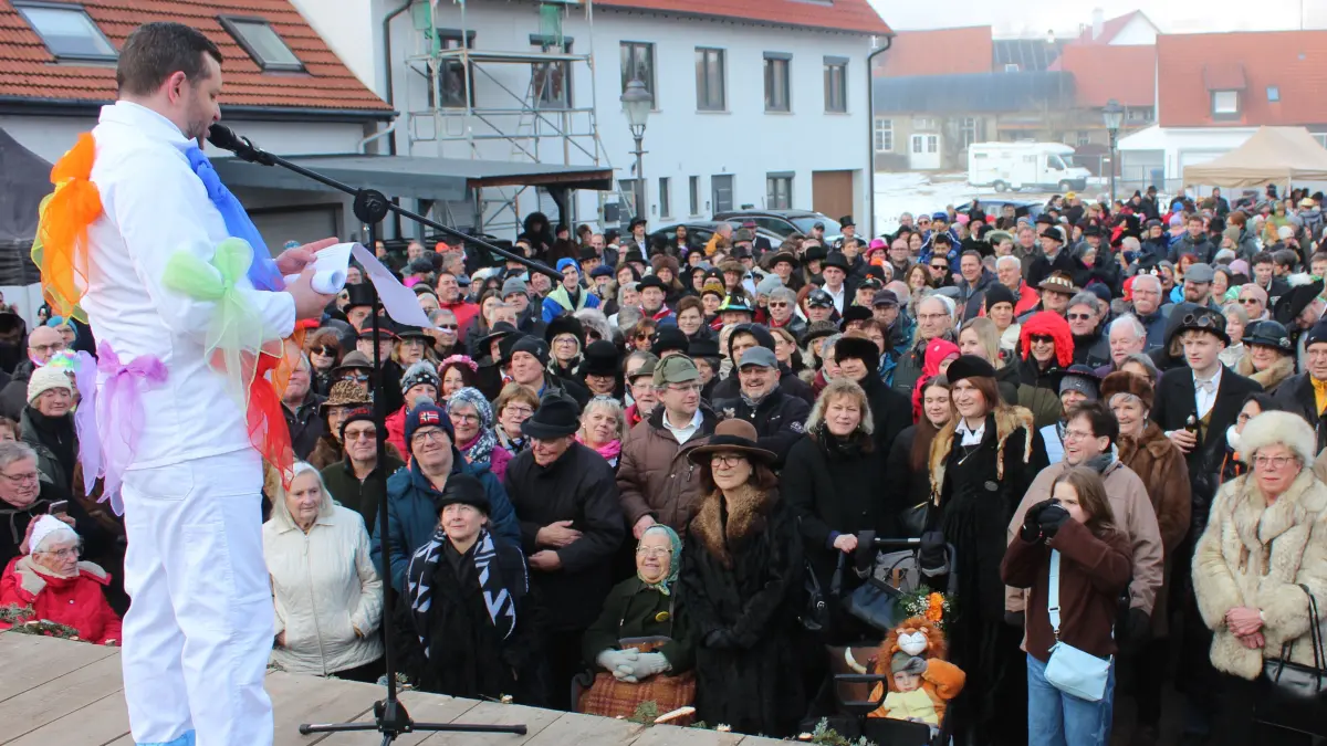Burladinger Fasnetsspiel rund 600 Besucher Läufer Oli Acker