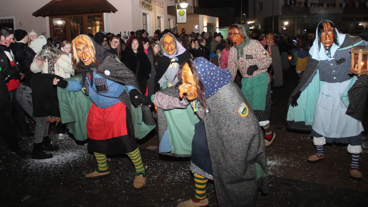 Die Hexen trieben allerlei Schabernack mit dem Publikum am Straßenrand.
