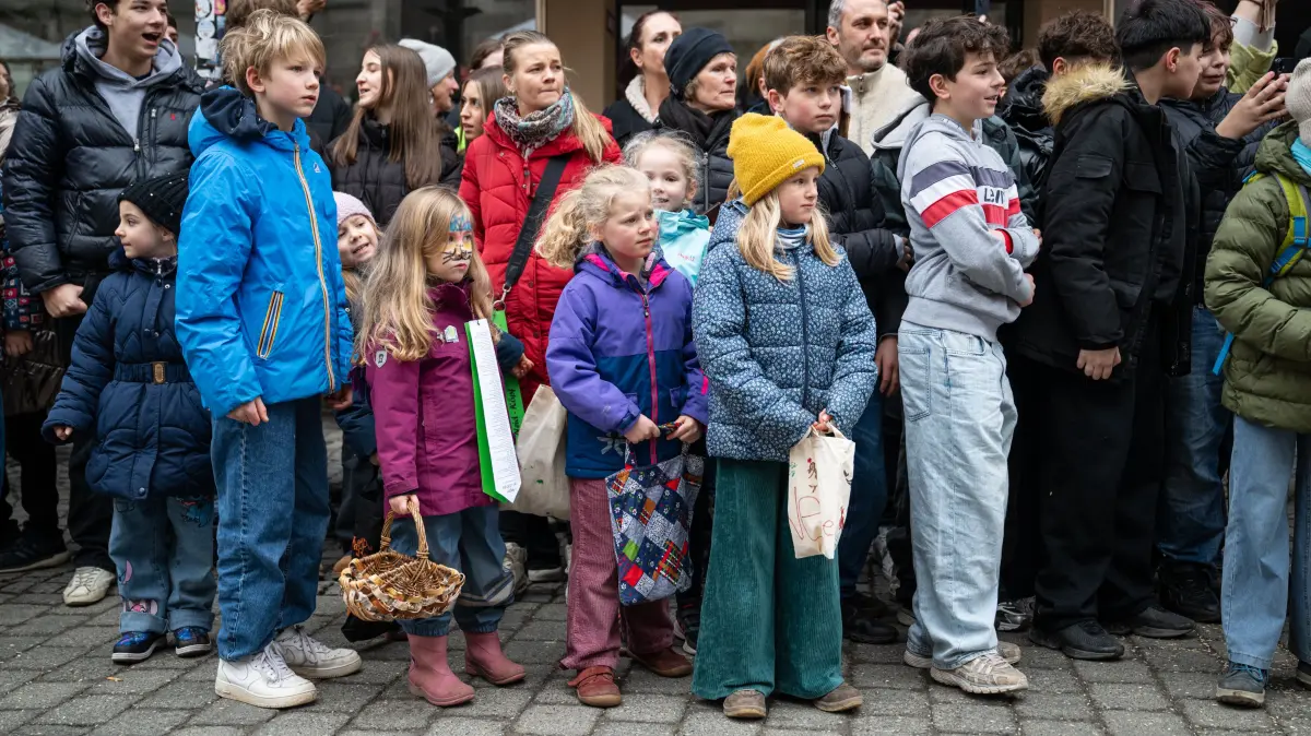 Der Tübinger Fasnetsumzug 2026 durch die Altstadt: Kinder schauen gespannt zu.