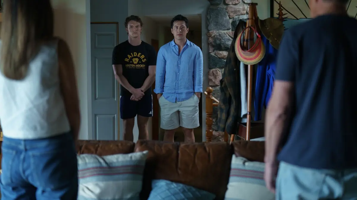 Streaming-Serie „Heated Rivalry“: HANDOUT - 13.05.2025, ---: Connor Storrie (hinten, l-r) als Ilya Rozanov und Hudson Williams als Shane Hollander in Episode 1.06 der Serie «Heated Rivalry», die bei dem Streaming-Anbieter HBO Max laufen wird bald. (zu dpa: «Russen lieben homoerotische Eishockey-Serie - trotz Zensur») Foto: Sabrina Lantos/HBO Max/dpa +++ dpa-Bildfunk +++