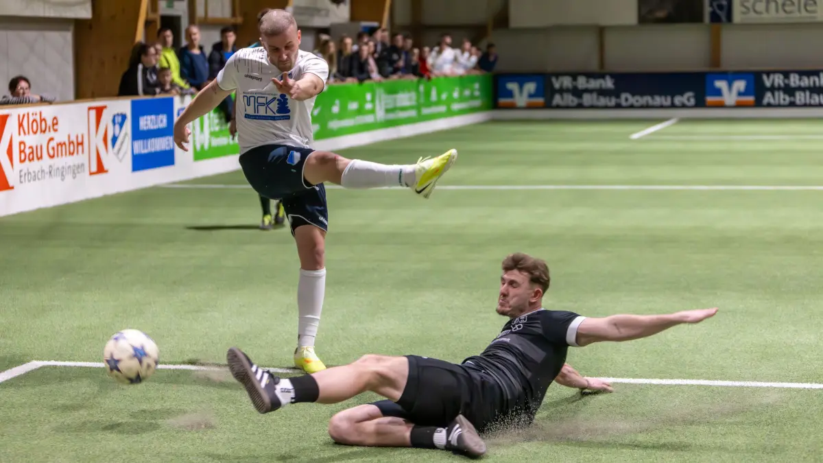 Bezirksligist SG Öpfingen (weiß) unterlag in einem dramatischen Halbfinale der SGM Oberdischingen 8. Oxx-Cup Hallenfußball SV Ringingen Kathalle