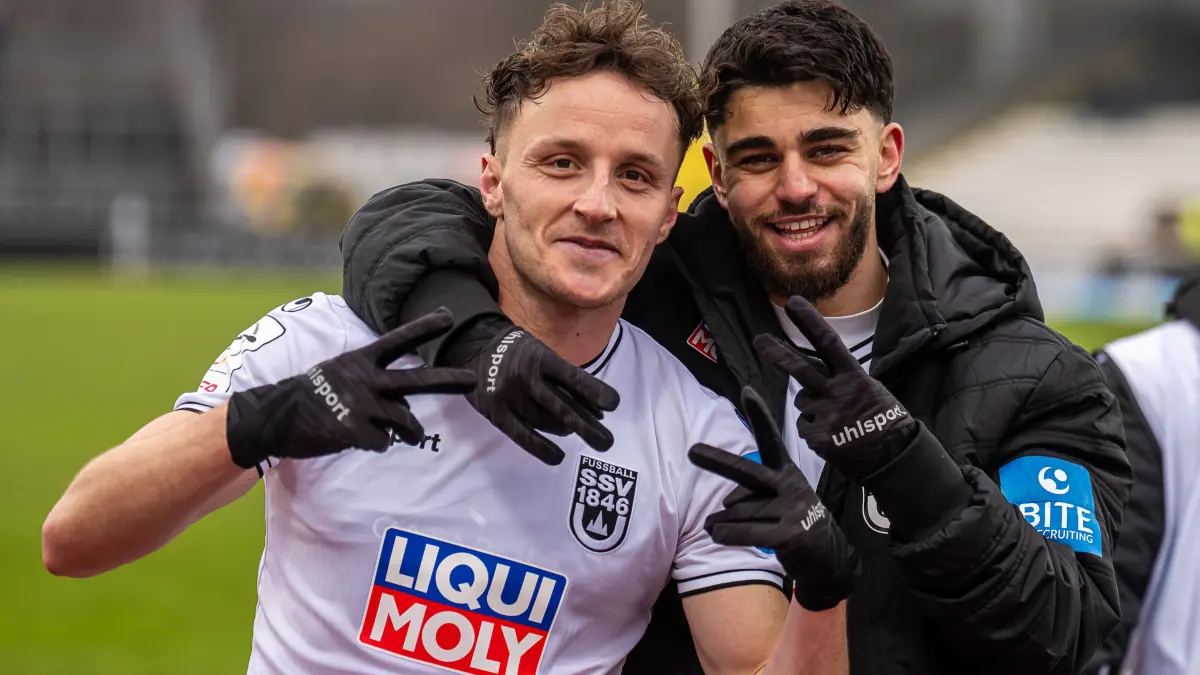 GER, SSV Ulm 1846 vs. MSV Duisburg, Fussball, 3. Liga, Spielzeit 2025/2026, 01.02.2026: Mirnes Pepic (SSV Ulm 1846, #20) freut sich mit Abu-Bekir El-Zein (SSV Ulm 1846, #26) nach dem Sieg, GER, SSV Ulm 1846 vs. MSV Duisburg, Fussball, 3. Liga, Spielzeit 2025/2026, 01.02.2026,
DFB/DFL regulations prohibit any use of photographs as image sequences and/or quasi-video.
Foto: Eibner-Pressefoto/Michael Schmidt