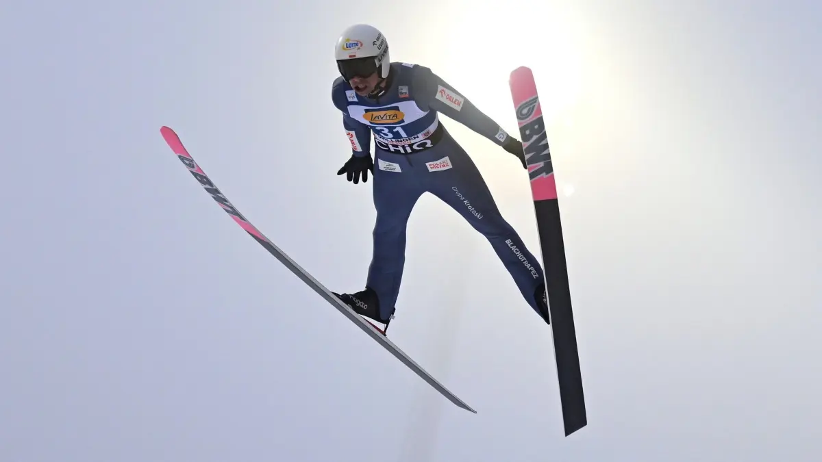Ski nordisch / Skispringen: Weltcup Willingen: 01.02.2026, Hessen, Willingen: Ski nordisch / Skispringen: Weltcup, Großschanze, Männer: Piotr Zyla (Polen) befindet sich in der Flugphase. Foto: Swen Pförtner/dpa +++ dpa-Bildfunk +++