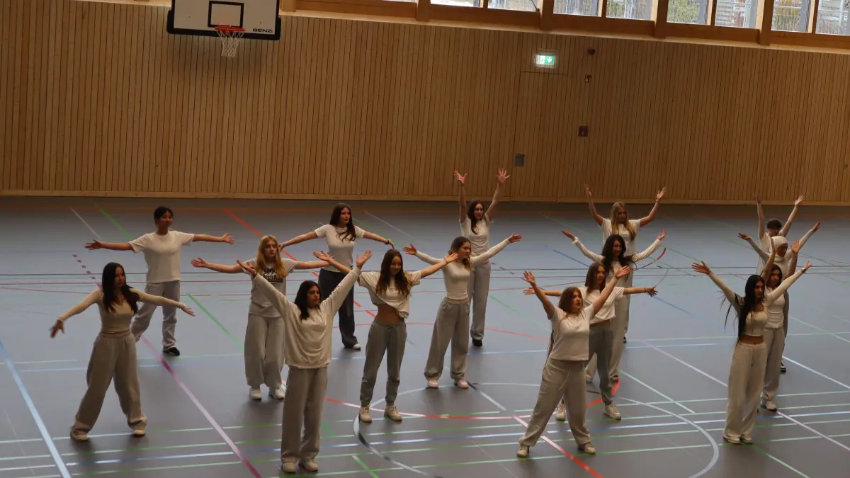 Schülerinnen und Schüler der WISS weihten mit ihren Vorführungen die Halle ein. Sporthalle, Dreifachhalle, Einweihung, Senden