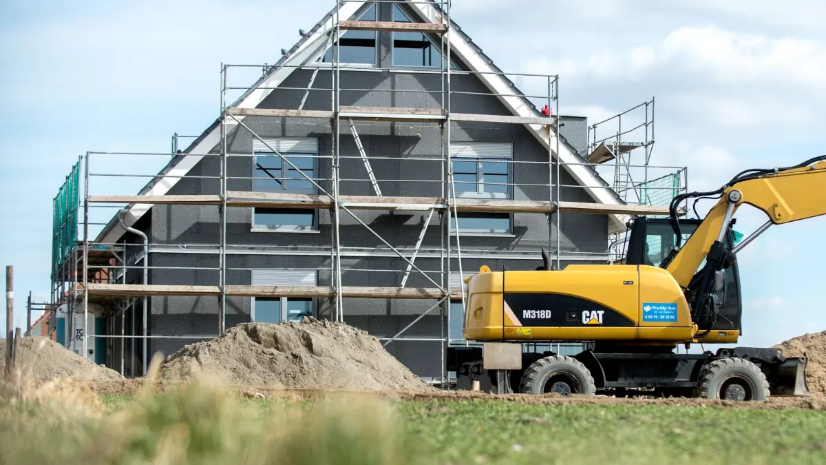 Baustelle eines Einfamilienhauses: ARCHIV - 21.03.2018, Niedersachsen, Leiferde: Ein Bagger steht vor dem Neubau eines Eigenheims. (zu dpa: «Fast jeder dritte Bauantrag in Hessen läuft digital») Foto: Hauke-Christian Dittrich/dpa/dpa-tmn +++ dpa-Bildfunk +++