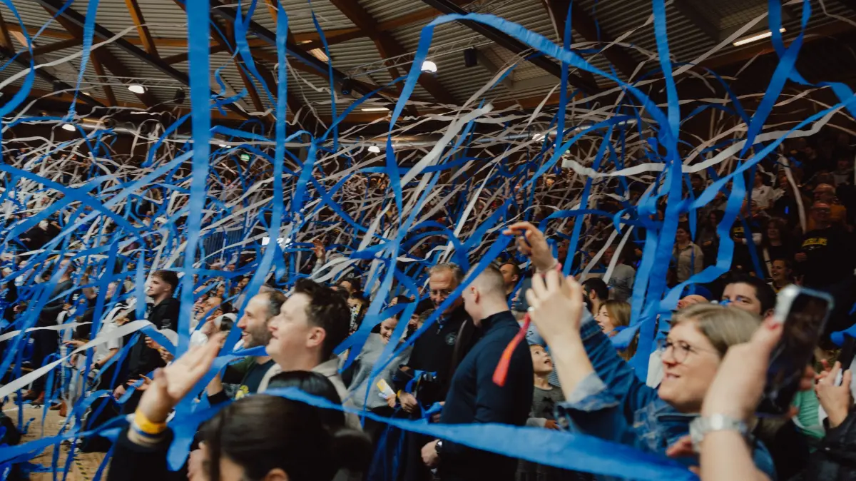 Die Fans feierten schon vor Spielbeginn euphorisch den 40. Geburtstag der HAKRO Merlins Crailsheim.