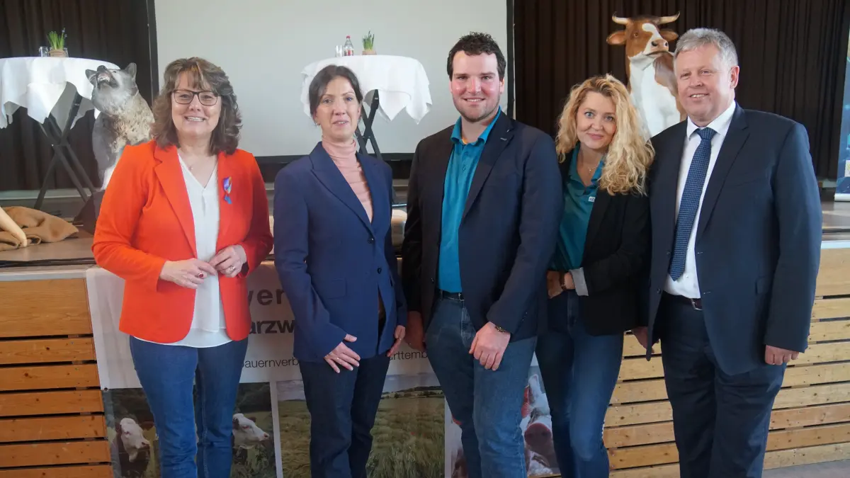 Austausch, Kritik und Zukunftswünsche beim Bauerntag: (von links) Landfrauen-Kreisvorsitzende Juliane Vees, Stefanie Sabet, Generalsekretärin des Deutschen Bauernverbands, Jungbauer David Gutjahr und Jungbäuerin Miriam Knapp und Gerhard Fassnacht, Vorsitzender des Bauernverbands Nordschwarzwald-Gäu-Enz.