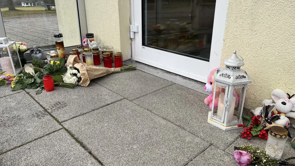 Blumen, Kerzen und Plüschtiere erinnern am Narrenheim Bergfelden an das tragische Unglück.