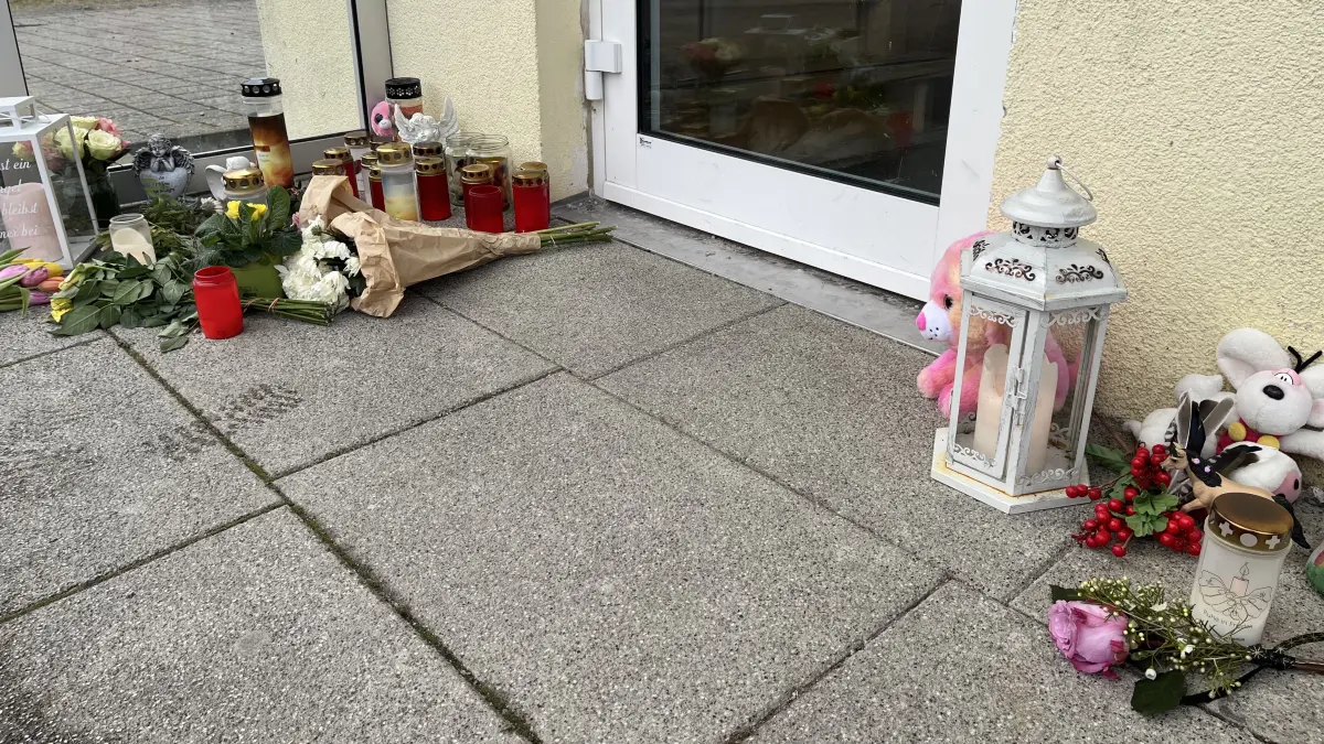 Blumen, Kerzen und Plüschtiere erinnern am Narrenheim Bergfelden an das tragische Unglück.