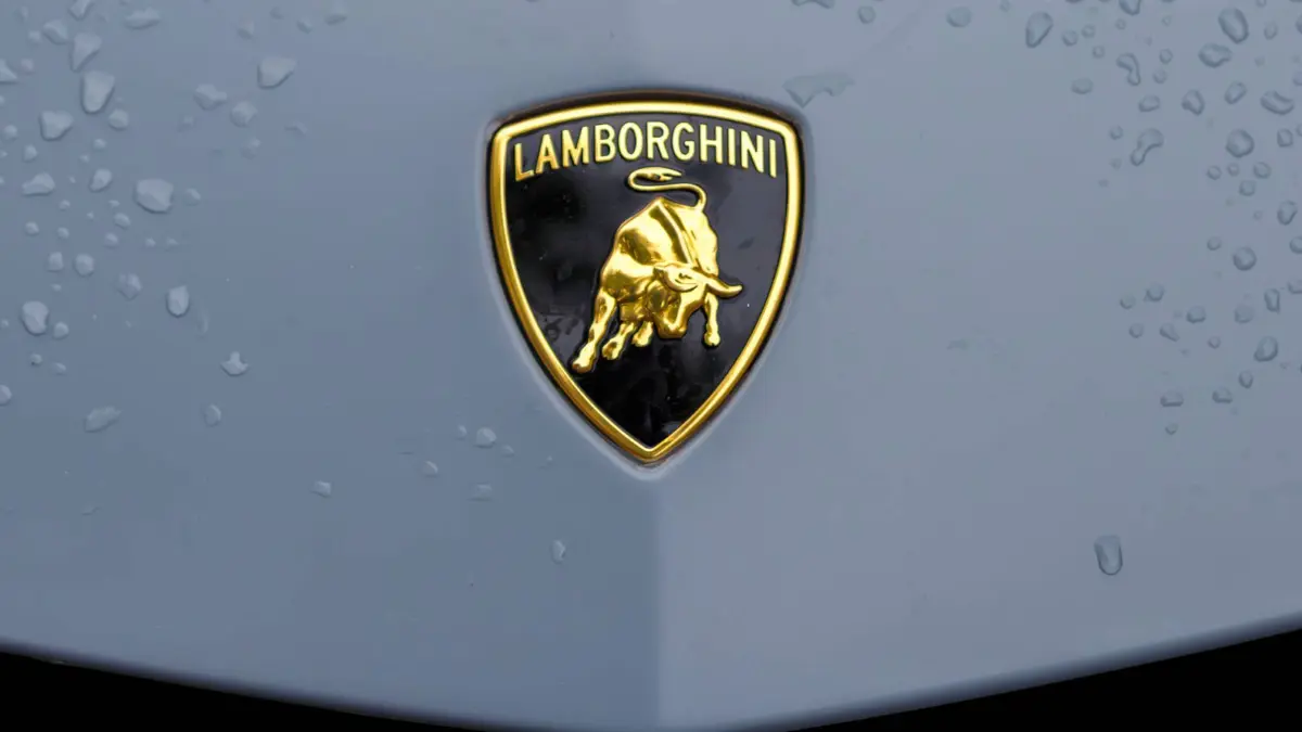 Lamborghini Logo auf grauer Autohaube mit Wassertropfen Lamborghini Logo auf grauer Autohaube mit Wassertropfen LicenseRM Copyright: xZoonar.com/PhilippxWaltherx 23539409