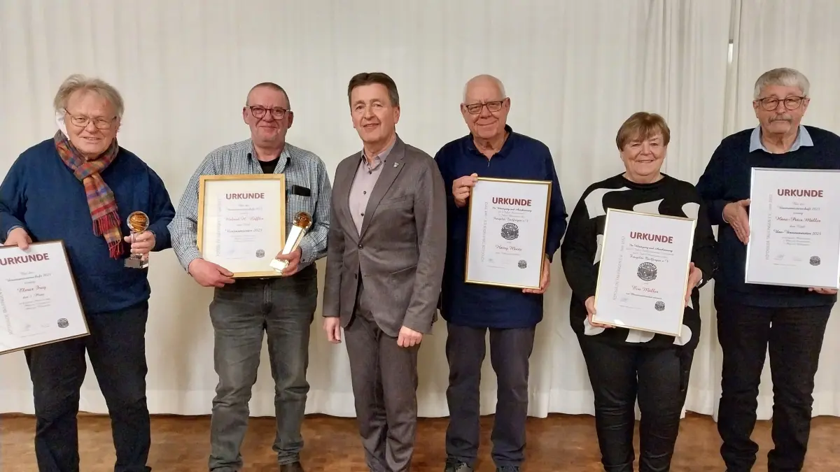 Die Geehrten bei der jüngsten Hauptversammlung der Fotogilde Tailfingen mit Oberbürgermeister Roland Tralmer.