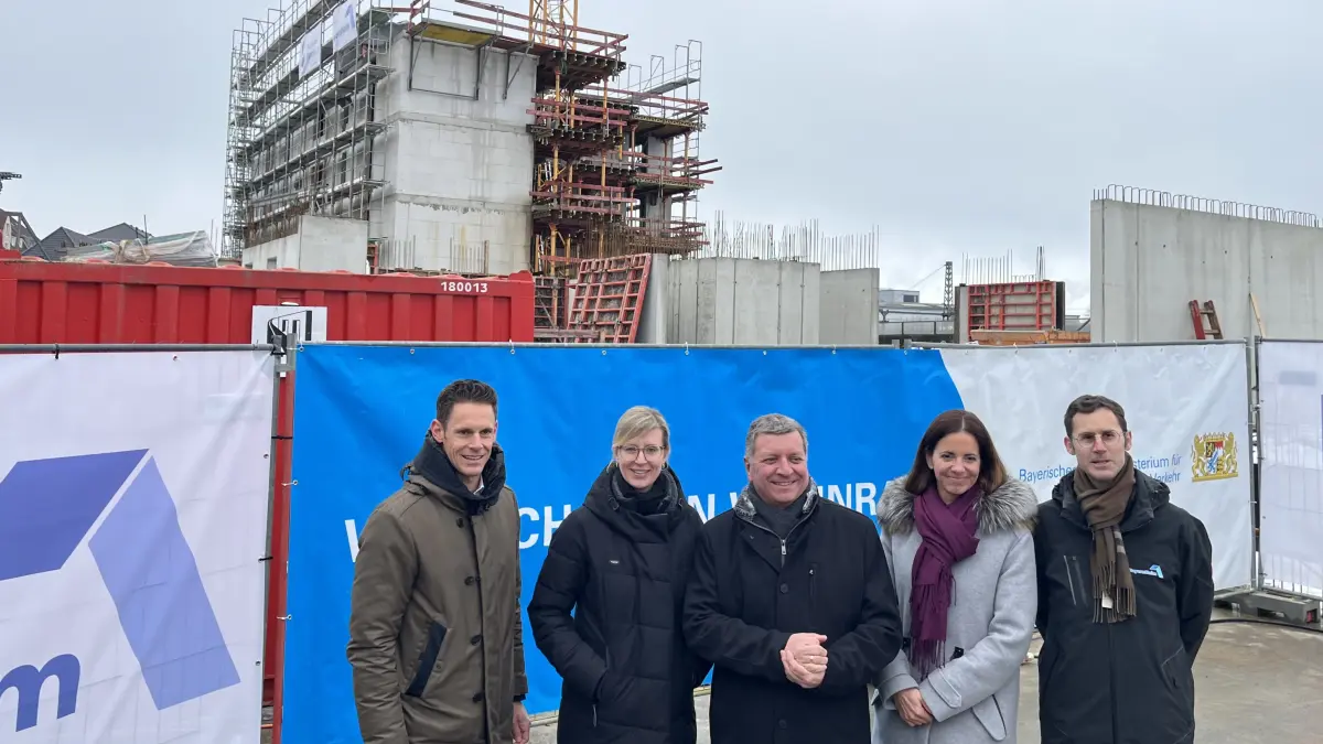 Baustellenfest auf dem künftigen Quartiersplatz an der Leplatstraße (von links): Constantin Zieher (Baufirma Fides), OB Katrin Albsteiger, Bauminister Christian Bernreiter, Kristina Frank (Baunova Bayern) und Fabian König (Bayernheim).