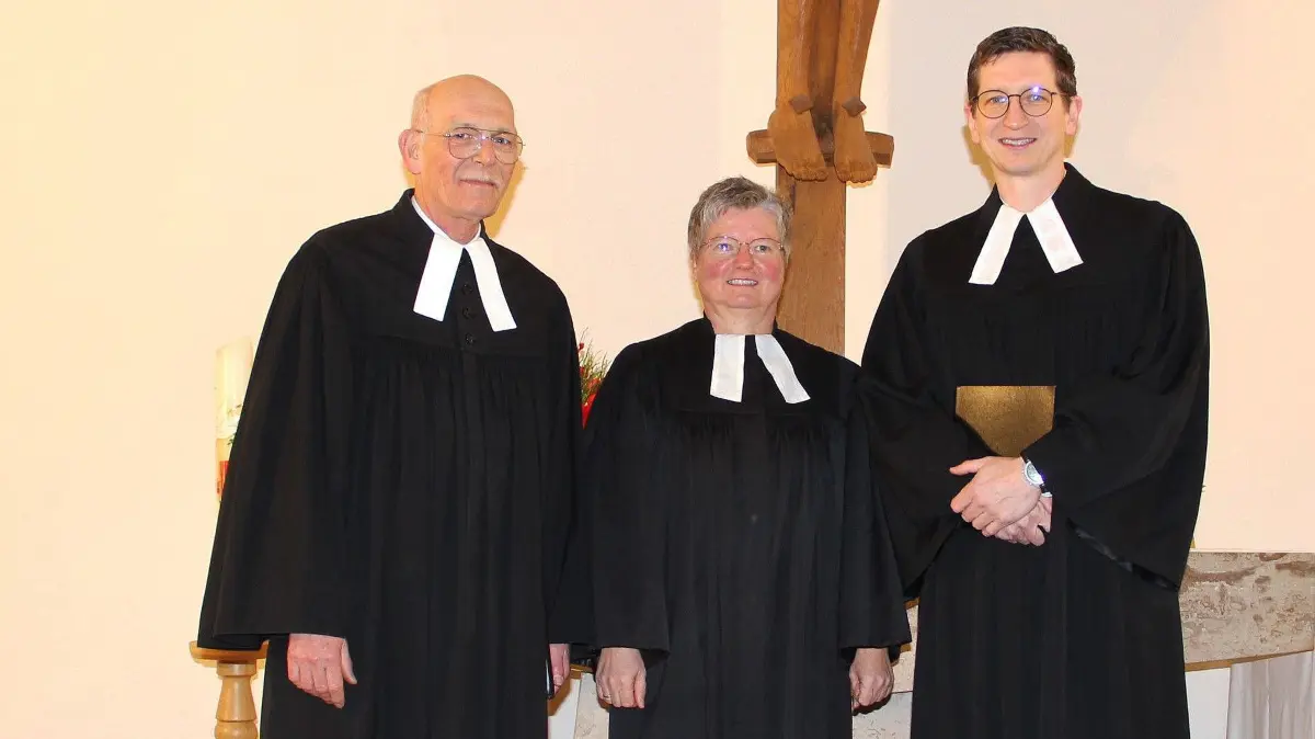 Dekan Michael Schneider (rechts) verabschiedete Pfarrer Ulrich Günther in den Ruhestand und setzte dessen Nachfolgerin Gudrun Ehmann offiziell ein.