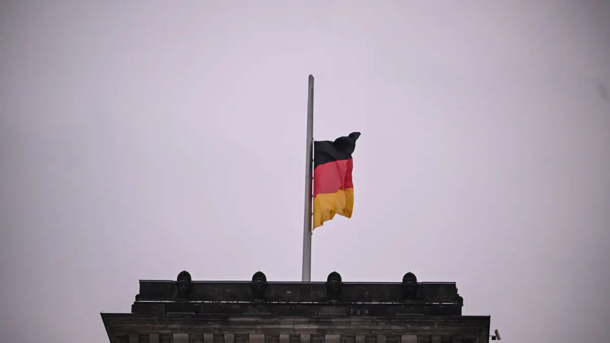 Nach dem Tod der früheren Bundestagspräsidentin Süssmuth: 02.02.2026, Berlin: Die Flaggen am Reichstagsgebäude wehen nach dem Tod der früheren Bundestagspräsidentin Rita Süssmuth, auf Halbmast. Foto: Britta Pedersen/dpa +++ dpa-Bildfunk +++