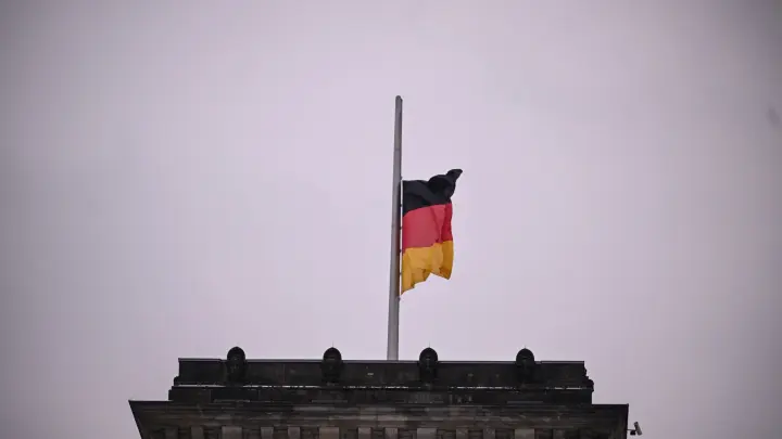 Warum hängen die Fahnen heute auf Halbmast? - Das ist der Grund