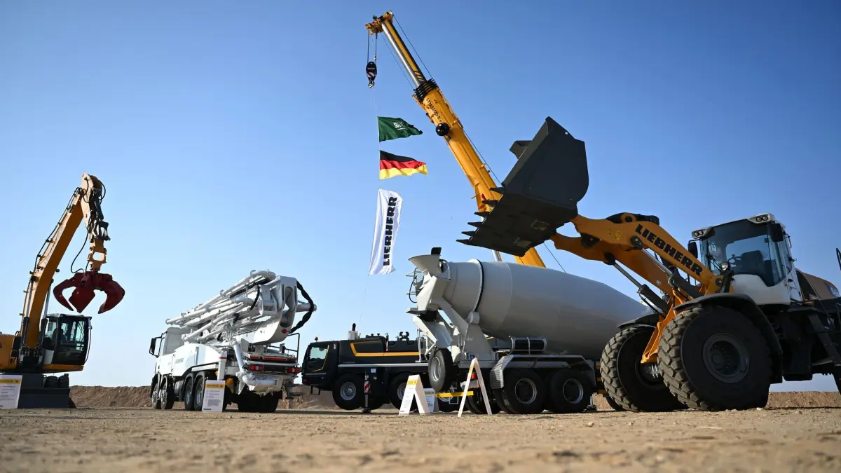 Wirtschaftsministerin Reiche besucht Saudi-Arabien: 02.02.2026, Saudi-Arabien, Dschidda: Die Baustelle des Mercedes Benz Heavy Duty Trucks und der Saudi Liebherr Company ltd innerhalb des Juffali Industrial Parks. Foto: Elisa Schu/dpa +++ dpa-Bildfunk +++
