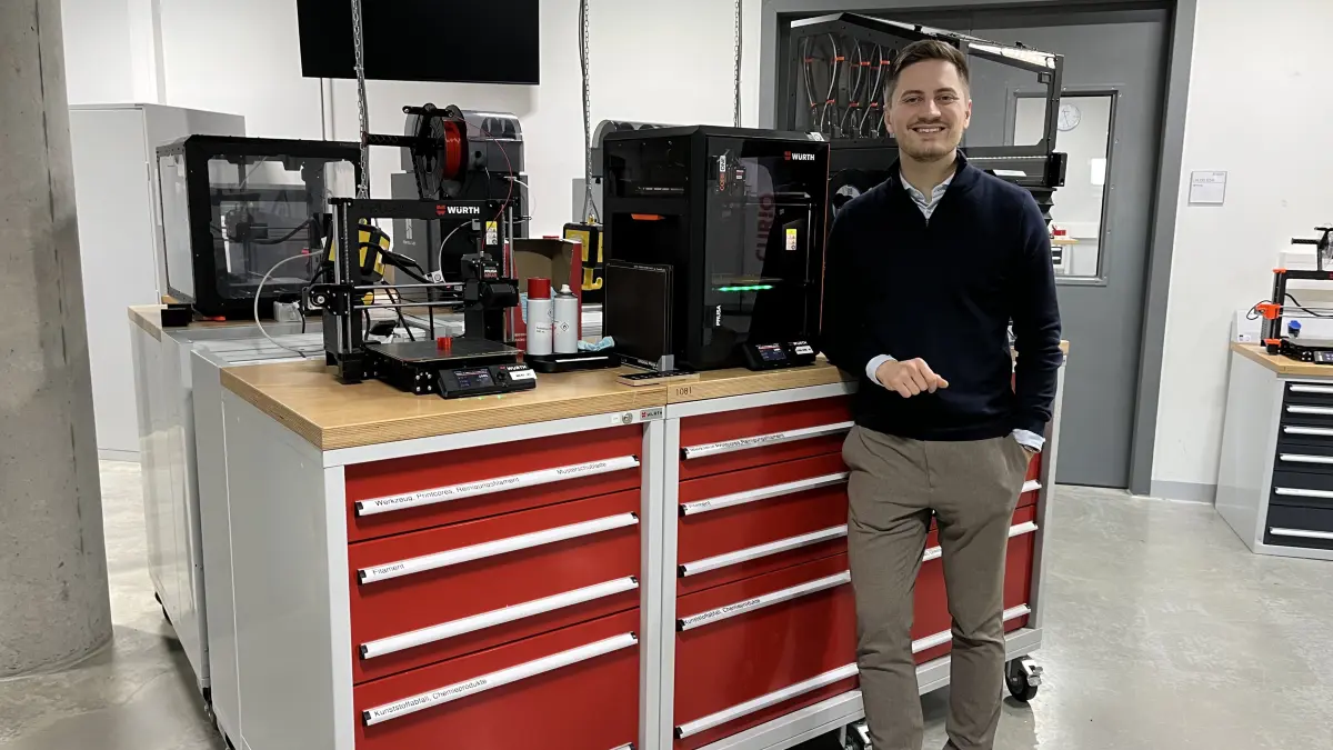 Nico Maier präsentiert stolz 3D-Drucker von Würth als hilfreiches Tool vor allem für Handwerksbetriebe.