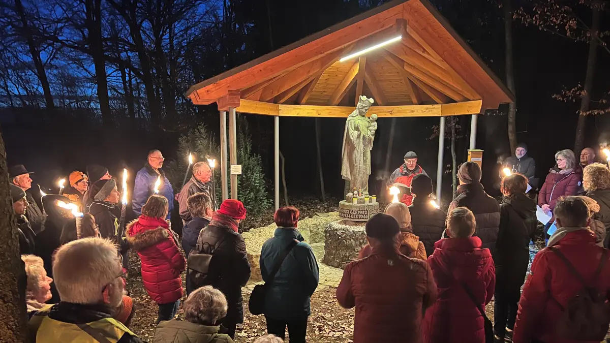 Eine geradezu mystische Fackelwanderung führt am Vorabend von Lichtmess zur Binder-Madonna oberhalb von Bad Imnau