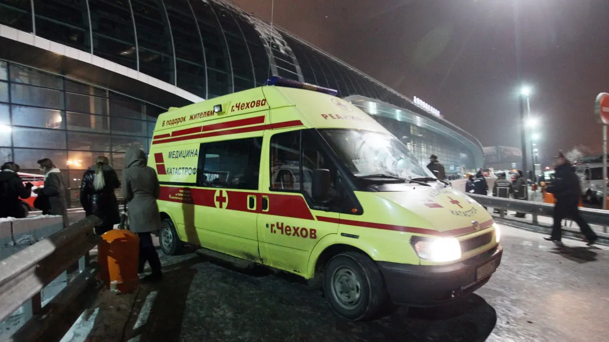 Bomb explosion in Domodedovo airport in Moscow: ARCHIV - 23.01.2011, Russland, Moskau: Ein Krankenwagen ist mit Blaulicht im Einsatz. (zu dpa: «Sportler stirbt auf Weg zu einem der kältesten bewohnten Orte der Erde») Foto: Sergei Chirikov/dpa +++ dpa-Bildfunk +++