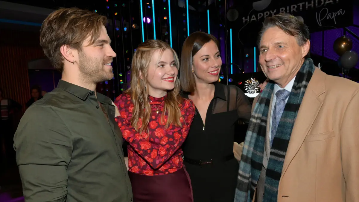 Julian (Onno Buß), Johanna (Charlott Reschke) und Matilda (Anna-Katharina Fecher) wollen ihren Vater Jo Gerner (Wolfgang Bahro) überraschen.
