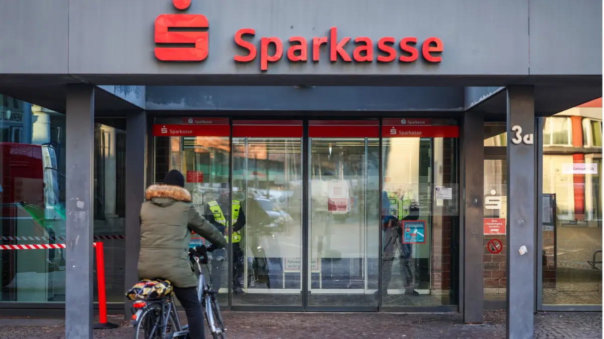 02.02.2026, Nordrhein-Westfalen, Gelsenkirchen: Ein Mann steht mit seinem Fahrrad vor der Servicestelle für betroffene Schließfachkunden. Gut vier Wochen nach dem Millionen-Coup in einer Gelsenkirchener Sparkasse öffnet die Bank heute eine Servicestelle für betroffene Schließfachkunden. Foto: Christoph Reichwein/dpa +++ dpa-Bildfunk +++