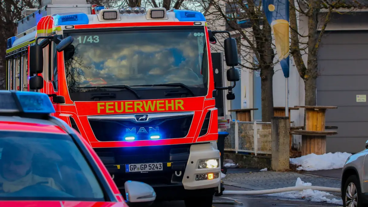 Goeppingen: Brand einer Abzugsanlage - Feuerwehr im Einsatz: Am Montagmittag gegen 15:30 wurde die Feuerwehr Goeppingen in die Heinrich-Landererstrasse gerufen. In einer Abzugsanlage brannte es. Die Feuerwehr loeschte den Brand. Verletzt wurde niemand.
