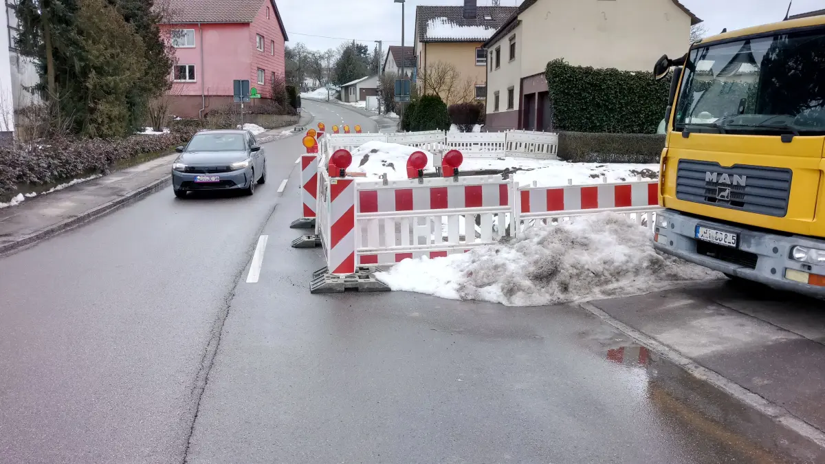 Schrozberg-Riedbach - Wegen Löschwasserbehälter-Bau B290 halbseitig gesperrt / Größte Küstenentfernung